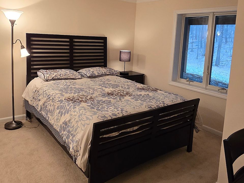 Private bedroom with queen size bed