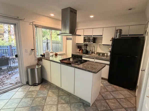 96 Yorktown Dr, Springfield, MA 01108
