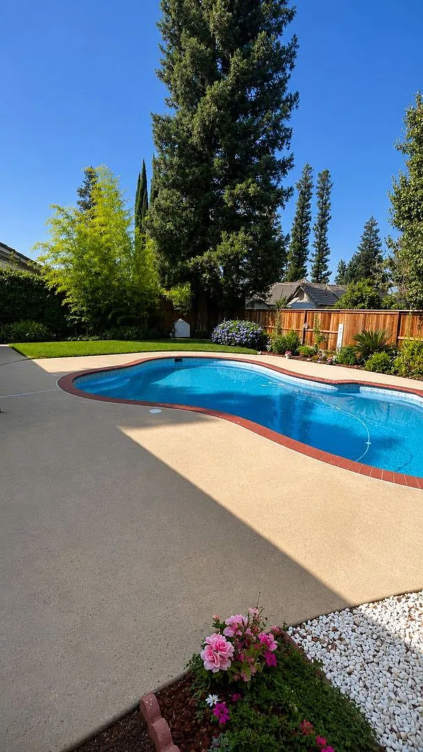 Bright & Updated 3 Bed/2.5 Bath Home in Woodward Lake Pet Friendly with Pool! — Photo 2