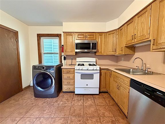 4th image of 14 Lopez St #1