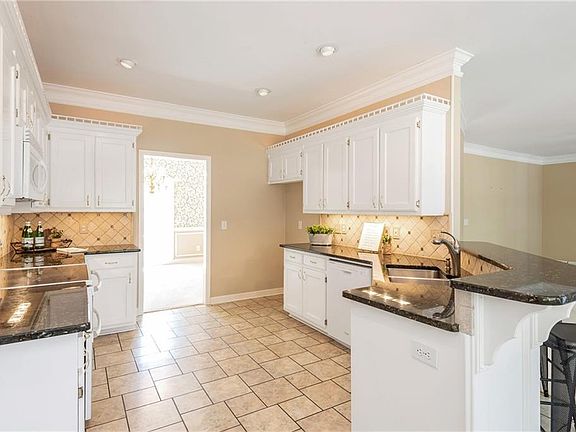 5th image of 90 Shyrewood Dr