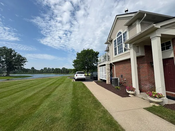 28242 Oakmonte Cir E, New Hudson, MI 48165