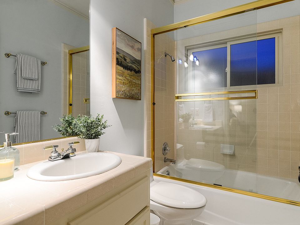 1st image of 934 Lakeview Way