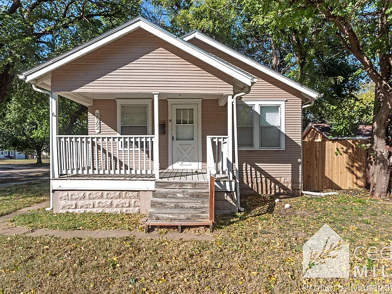 2902 E Lincoln St — Photo 2