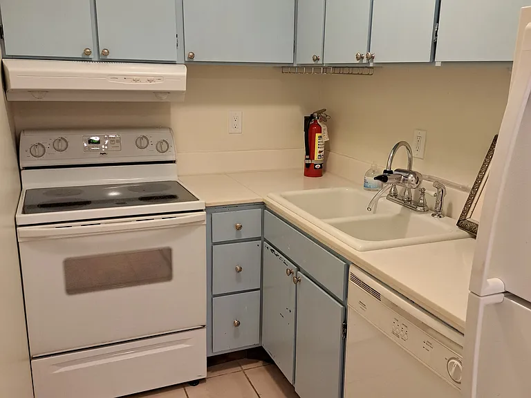 617 Dauphine St #9 — Photo 8