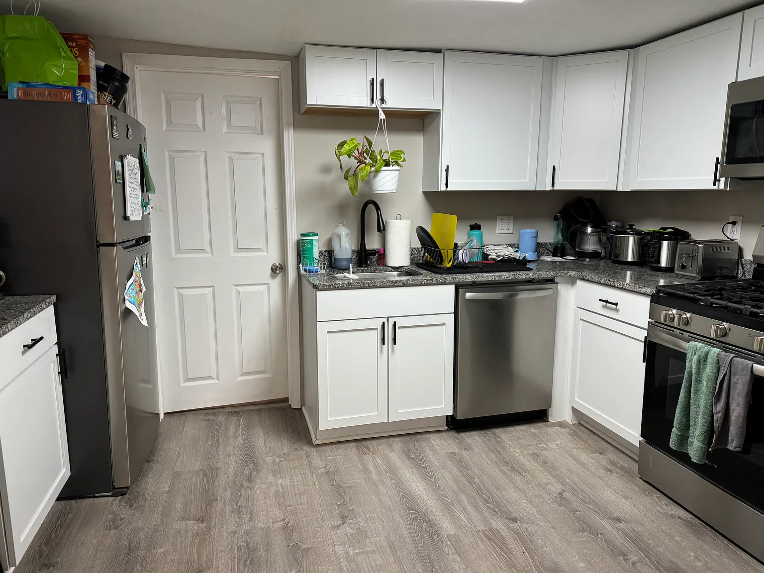 7 bed, 2856 sqft, $5,740 — Photo 3