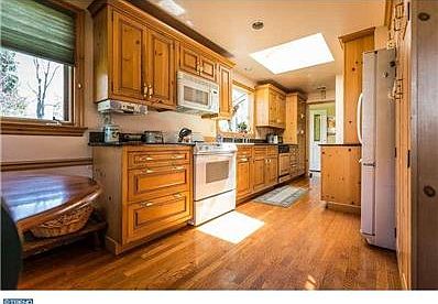 4th image of 37 Cobblestone Dr
