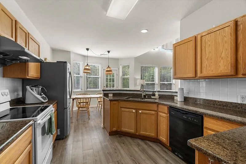 4 bed, 3.0 bath, 2615 sqft, $2,500 — Photo 4