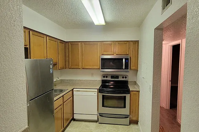 2 bed, 960 sqft, $1,700 — Photo 3