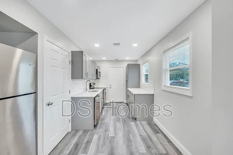 3 bed, 1.0 bath, 1000 sqft, $3,250 — Photo 2