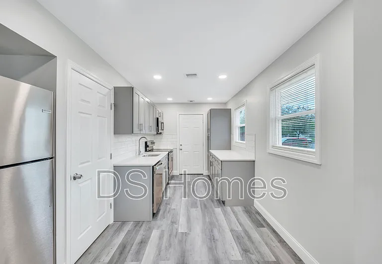 615 Macdonald Ave — Photo 2