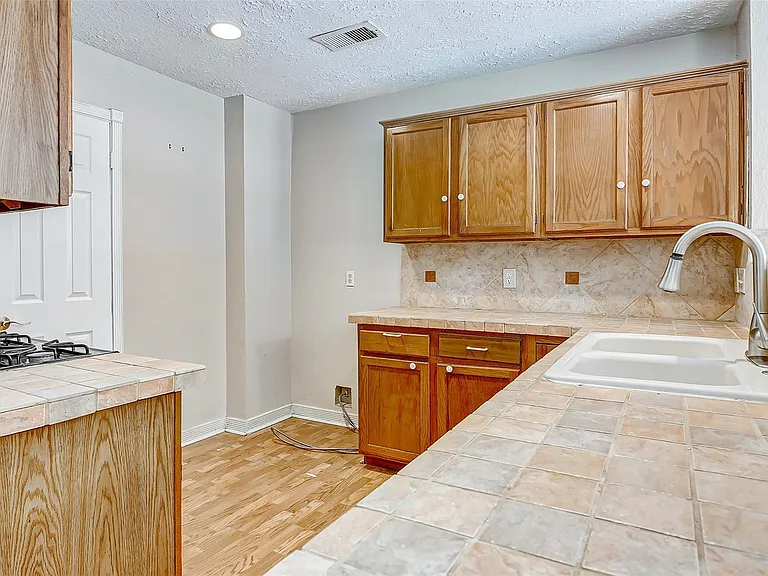 2010 Hickory Glen Dr — Photo 10