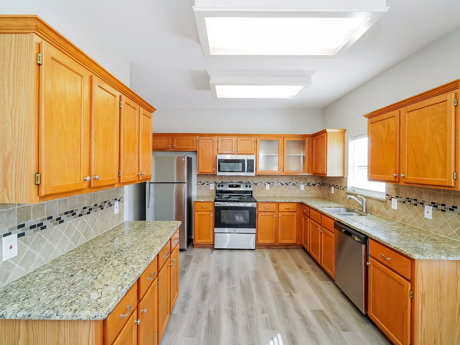 3 bed, 2.5 bath, 2533 sqft, $1,799 — Photo 3
