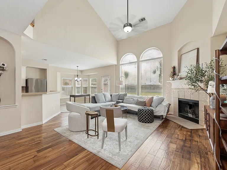 5909 Vineyard Ln — Photo 2