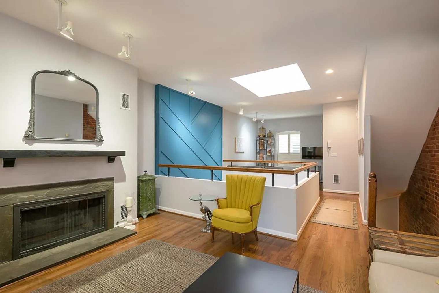 2 bed, 1.0 bath, 26909 sqft, $6,119 — Photo 3