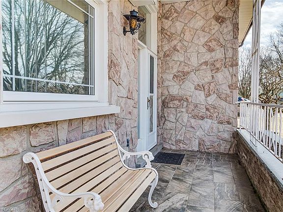 4th image of 18 Champlain Cres