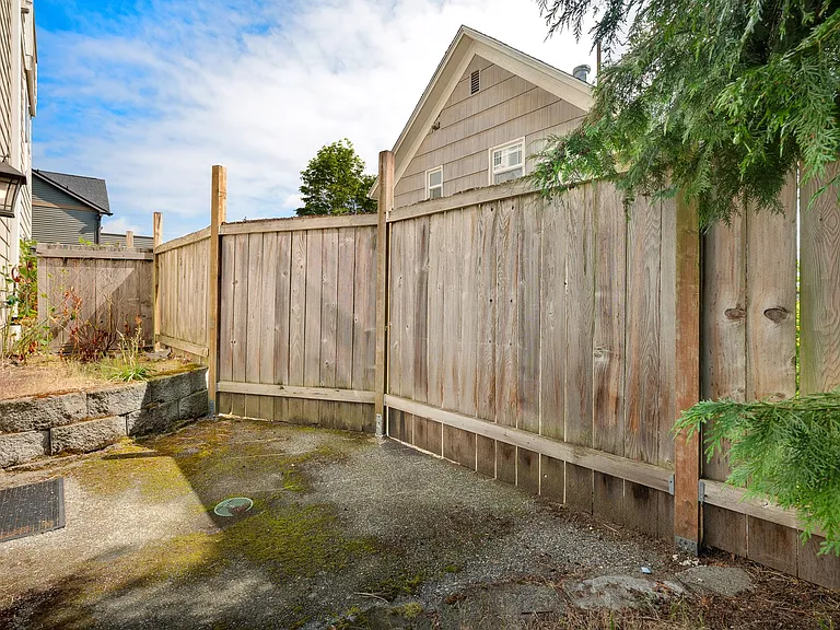 410 W Barrett St — Photo 4