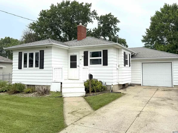 24 24th St SW, Mason City, IA 50401