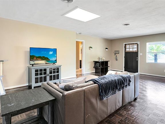 5th image of 608 Worthington Dr
