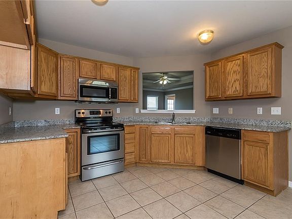 3rd image of 802 SW Castlewood Ave