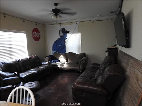 3rd image of 410 Thompson St