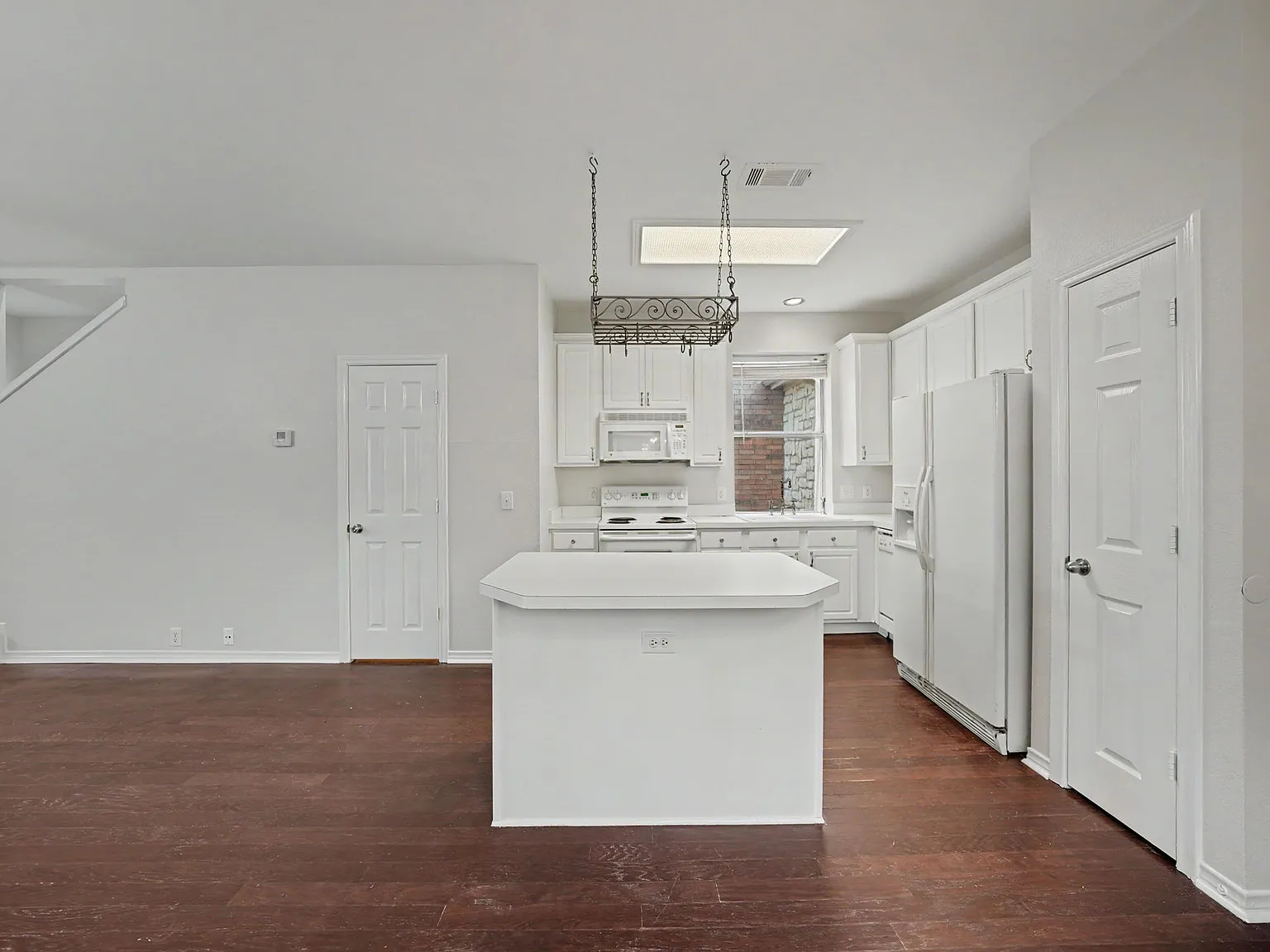 2 bed, 1.5 bath, 1290 sqft, $2,150 — Photo 2