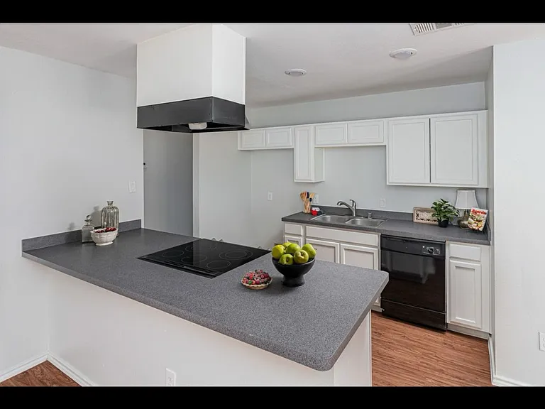 806 Rolling Ridge Dr — Photo 4