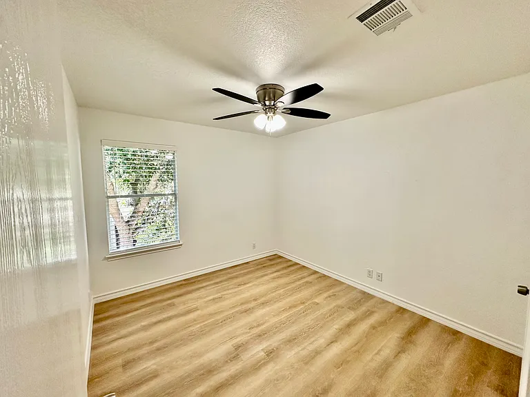 414 Hampton Cv — Photo 10
