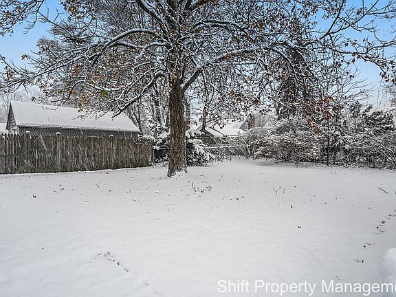 3rd image of 1048 Ellsmere St NE