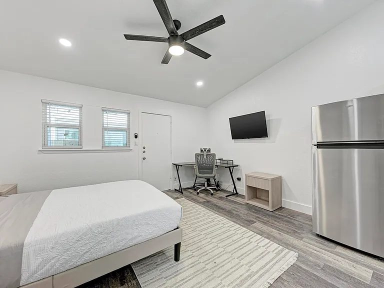 2302 Leon St #1 — Photo 3