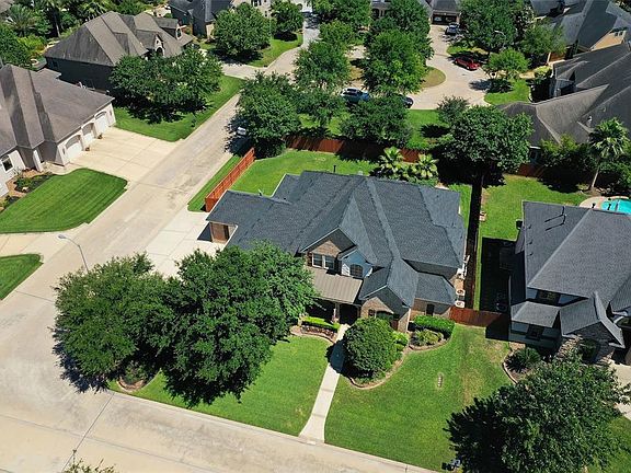 3rd image of 15803 Medina Lake Ln