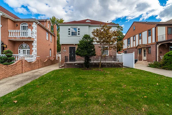 Sold by Julia Shildkret Real Estate Group | media 2