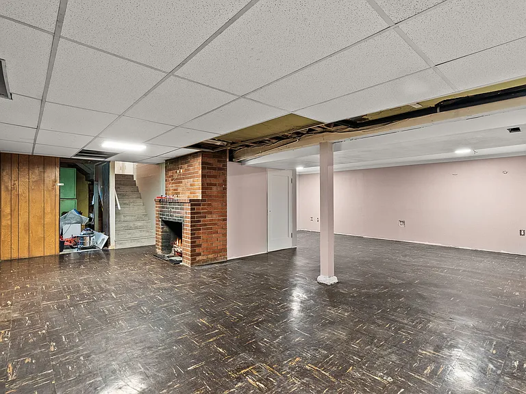 233 NE Holland St — Photo 25