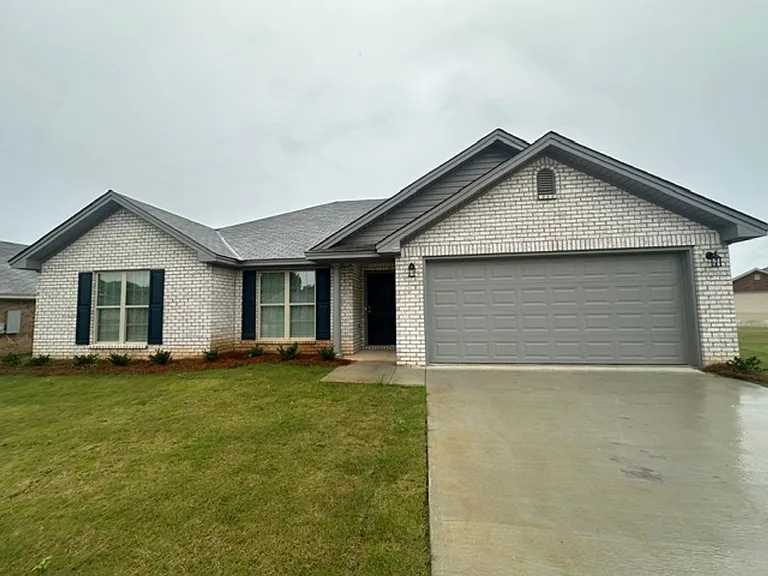 444 Country Club Dr — Photo 2