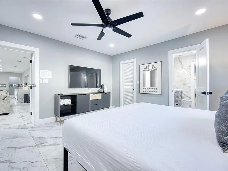 1030 SW 14th Ter #0 — Photo 10