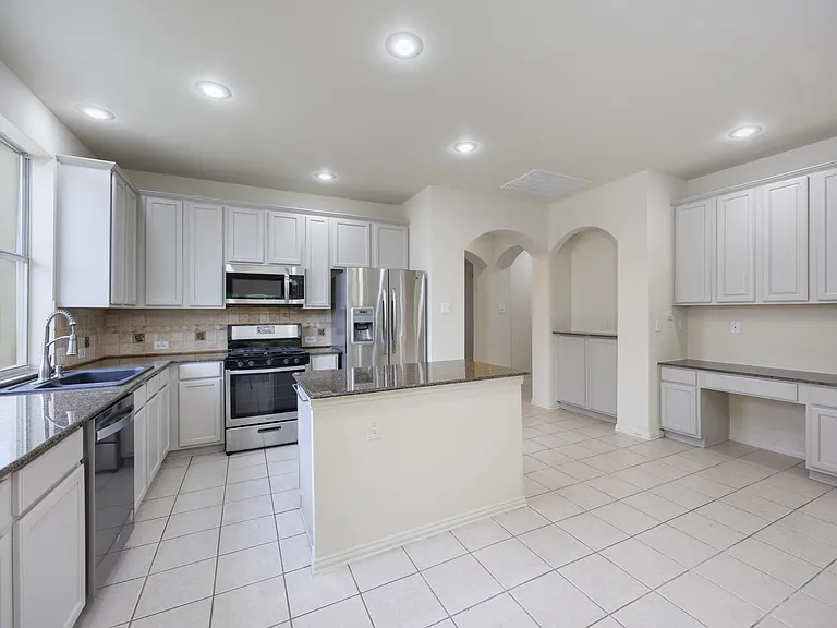 6609 Amesbury Ln — Photo 3