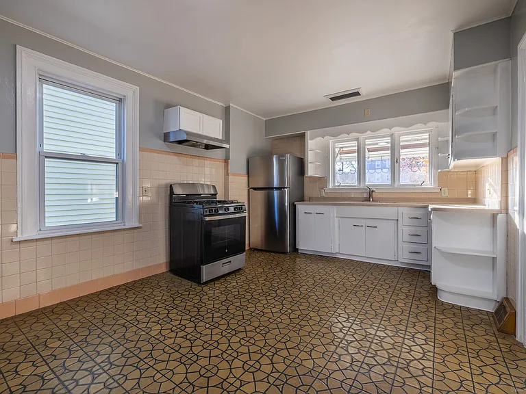 216 Howard Ave — Photo 9