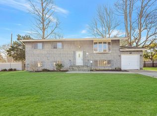 114 Ridge Rd, Wheatley Heights, NY 11798