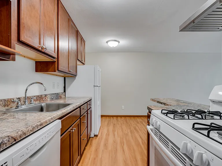 Queen Terrace Apartments — Photo 12