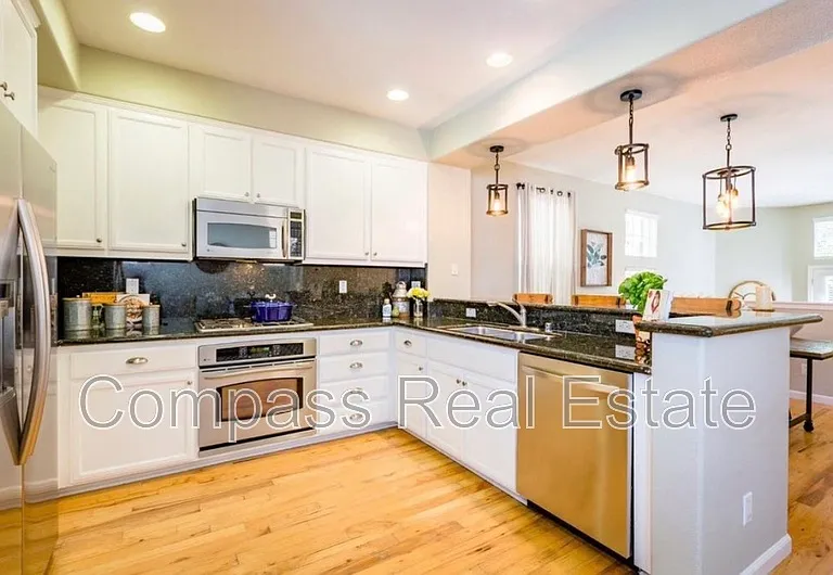 2258 Golden Crest Cmns — Photo 4
