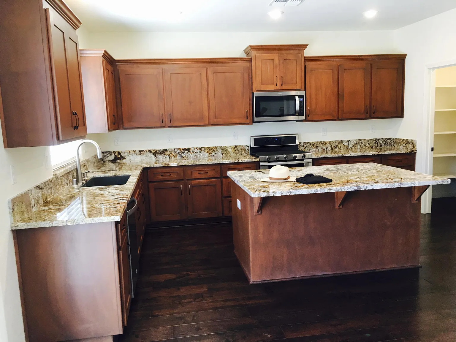 4 bed, 2535 sqft, $3,500 — Photo 4