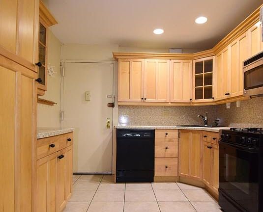 3rd image of 175 Zoe St APT 1E