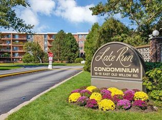 16 E Old Willow Rd, Prospect Heights, IL 60070