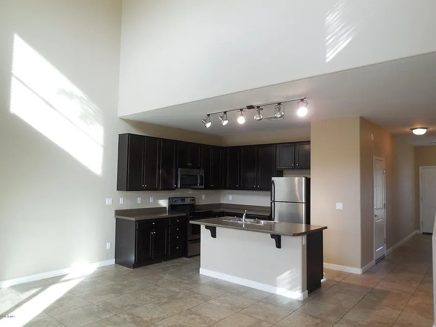 2 bed, 2.5 bath, 1256 sqft, $2,000 — Photo 2