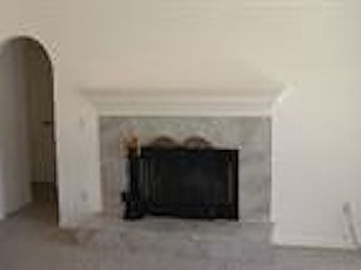 4th image of 44 Poinsettia Ln