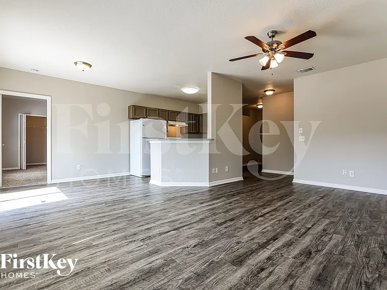 3169 N Biscayne Dr — Photo 2