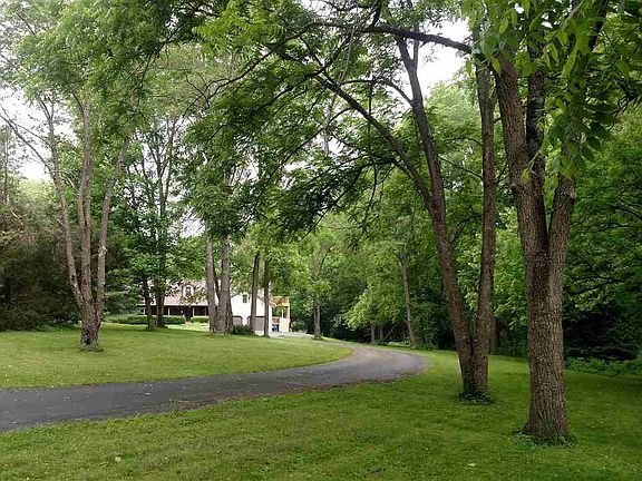 5th image of 1525 E Linda Ln