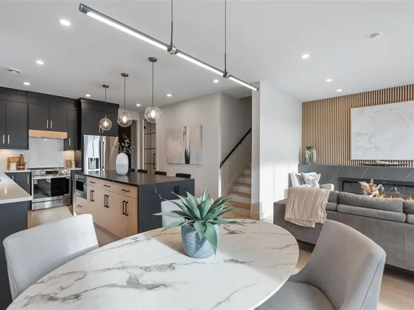 588 Whiteside St #2, Saanich, BC V8Z 1Y6