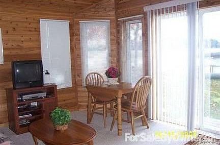 3 season sunroom : Note doorwall leading out to lake