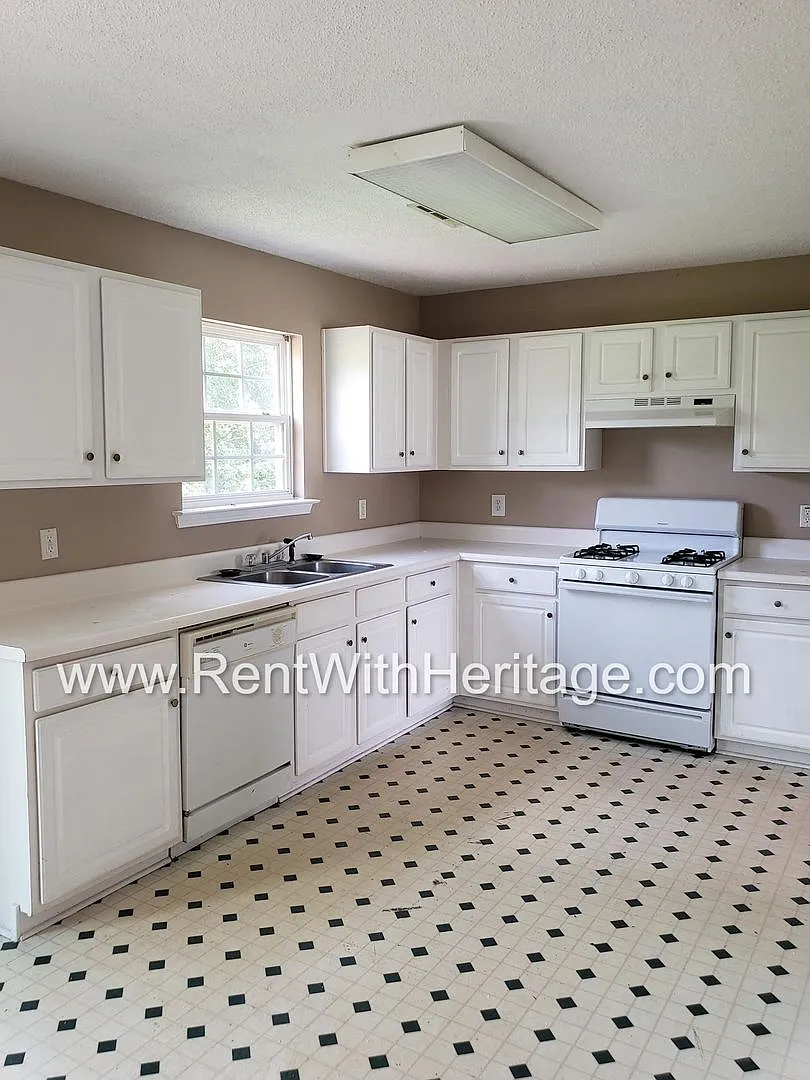 Come See This Amazing 3bedroom/2.5 Bath Home With So Much Room And A Full Unfinished Basement And... — Photo 3
